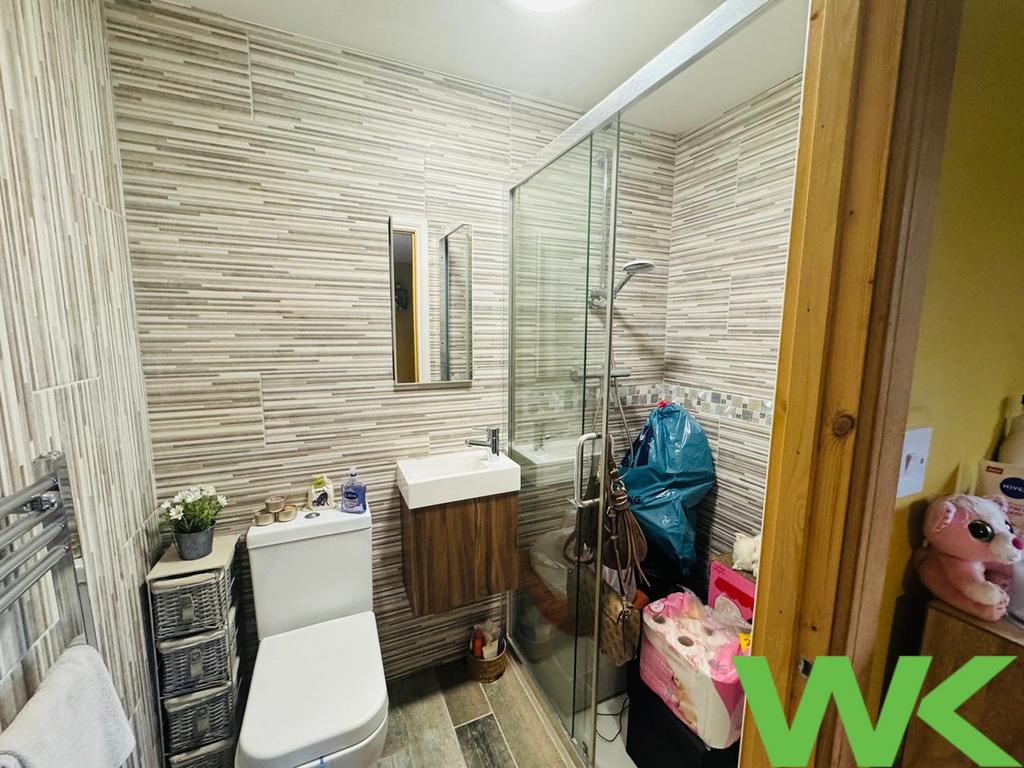 Bedroom 1 Ensuite - Annexe
