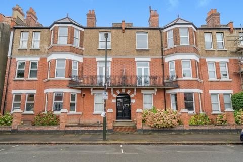 3 bedroom flat to rent, Alwyne Road, London, SW19