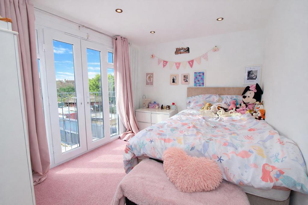Bed 2.jpg