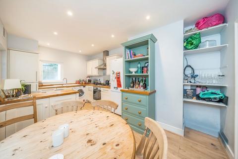 3 bedroom flat to rent, Noyna Road, London SW17