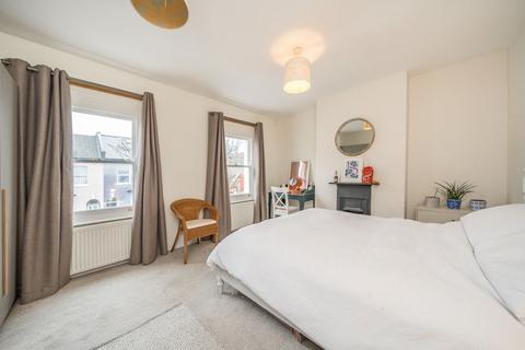 3 bedroom flat to rent, Noyna Road, London SW17