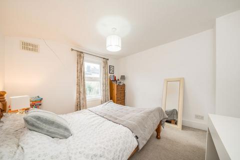 3 bedroom flat to rent, Noyna Road, London SW17