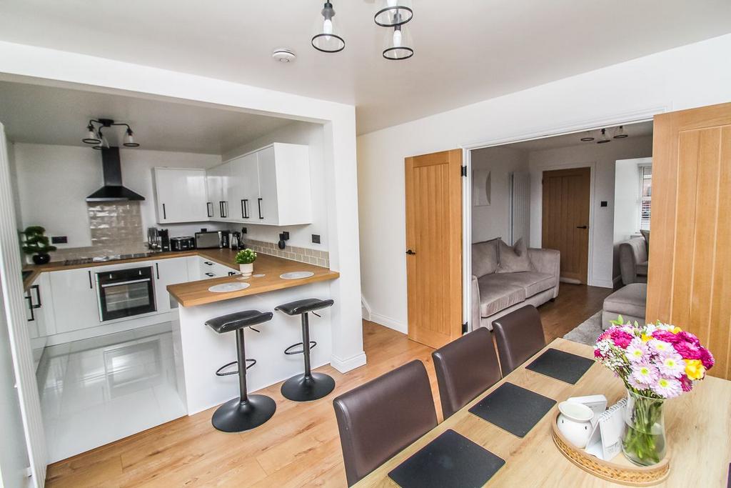 Kitchen/Dining.
