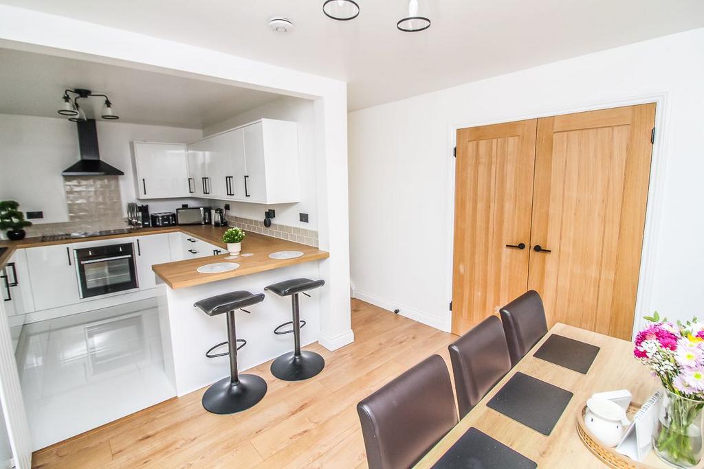 Kitchen/Dining Pic 3.