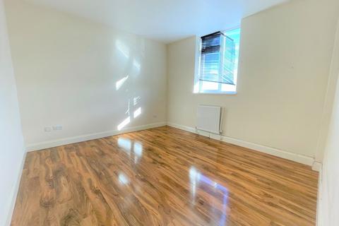 2 bedroom apartment to rent, Nicholls Avenue, Uxbridge