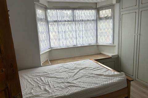 3 bedroom semi-detached house to rent, Lewis Crescent, London NW10