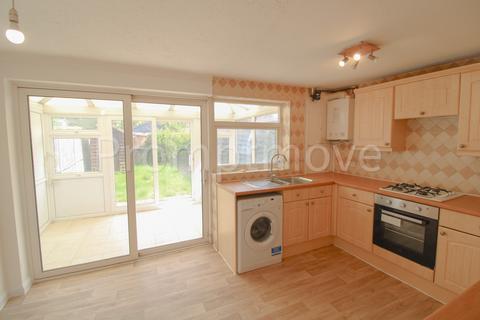3 bedroom terraced house to rent, Weatherby Dunstable LU6 1TW