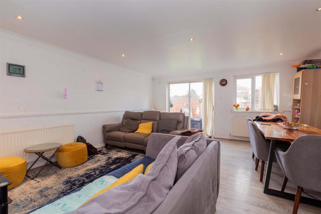 10 Sandringham Court-8.jpg
