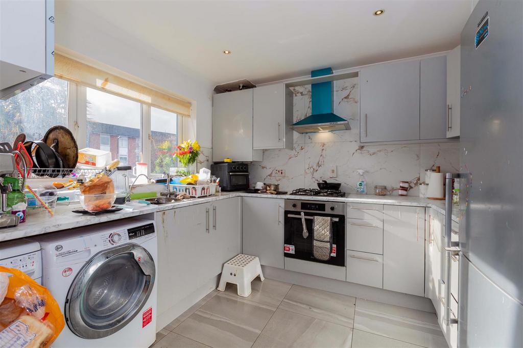 10 Sandringham Court-6.jpg