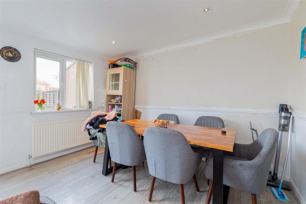 10 Sandringham Court-7.jpg