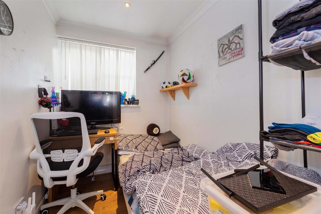 10 Sandringham Court-10.jpg