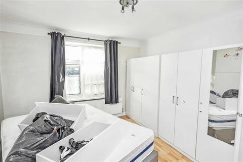3 bedroom flat for sale, Edgware HA8