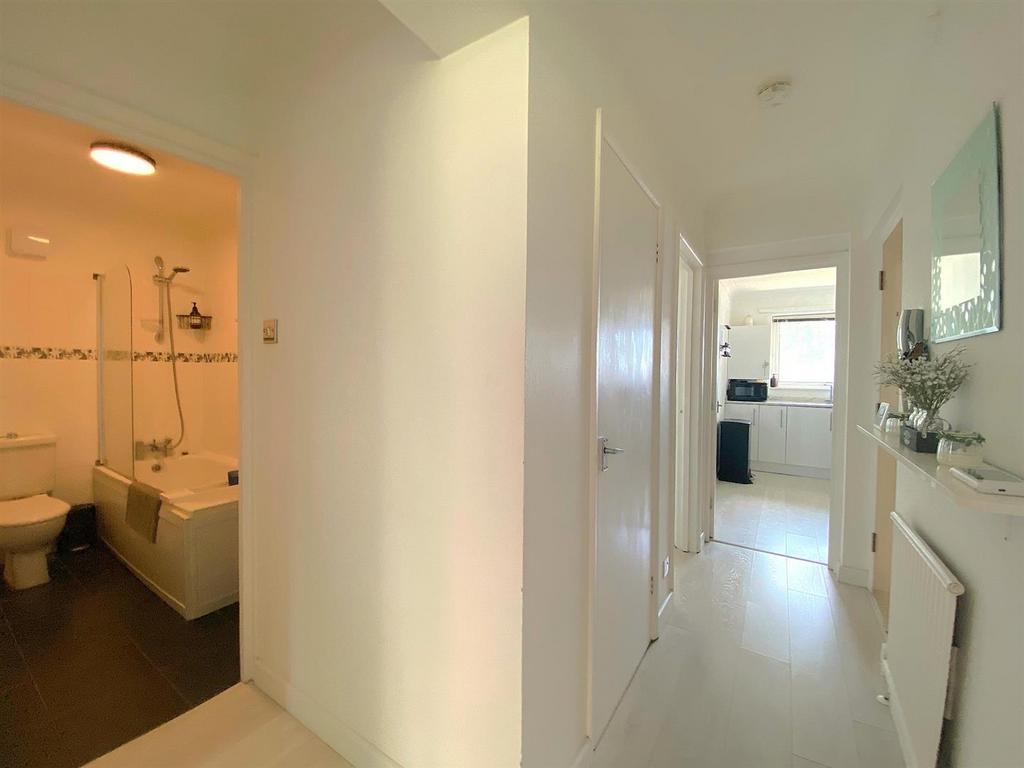 15 A Harewood Close - Hall.jpg
