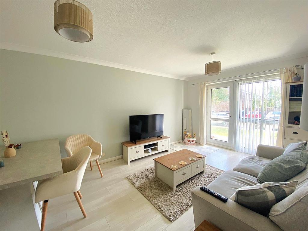 15 A Harewood Close - Lounge2.jpg