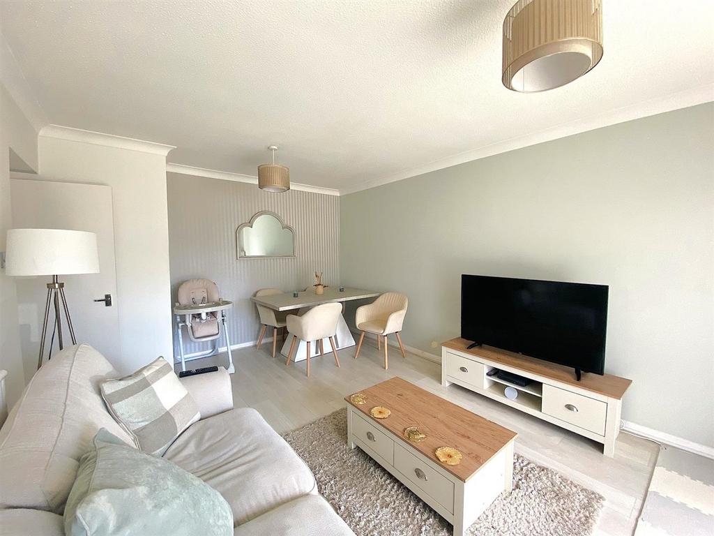 15 A Harewood Close - Lounge3.jpg