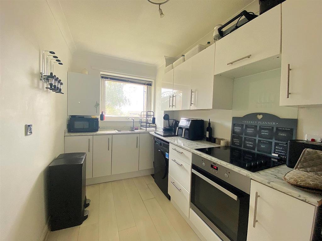 15 A Harewood Close - Kitchen2.jpg