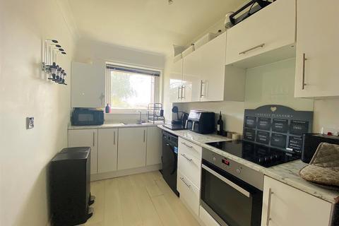 2 bedroom flat for sale, Harewood Close, Bexhill-On-Sea