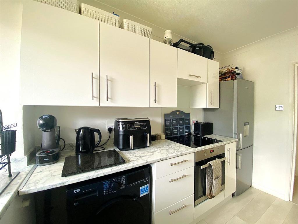 15 A Harewood Close - Kitchen3.jpg