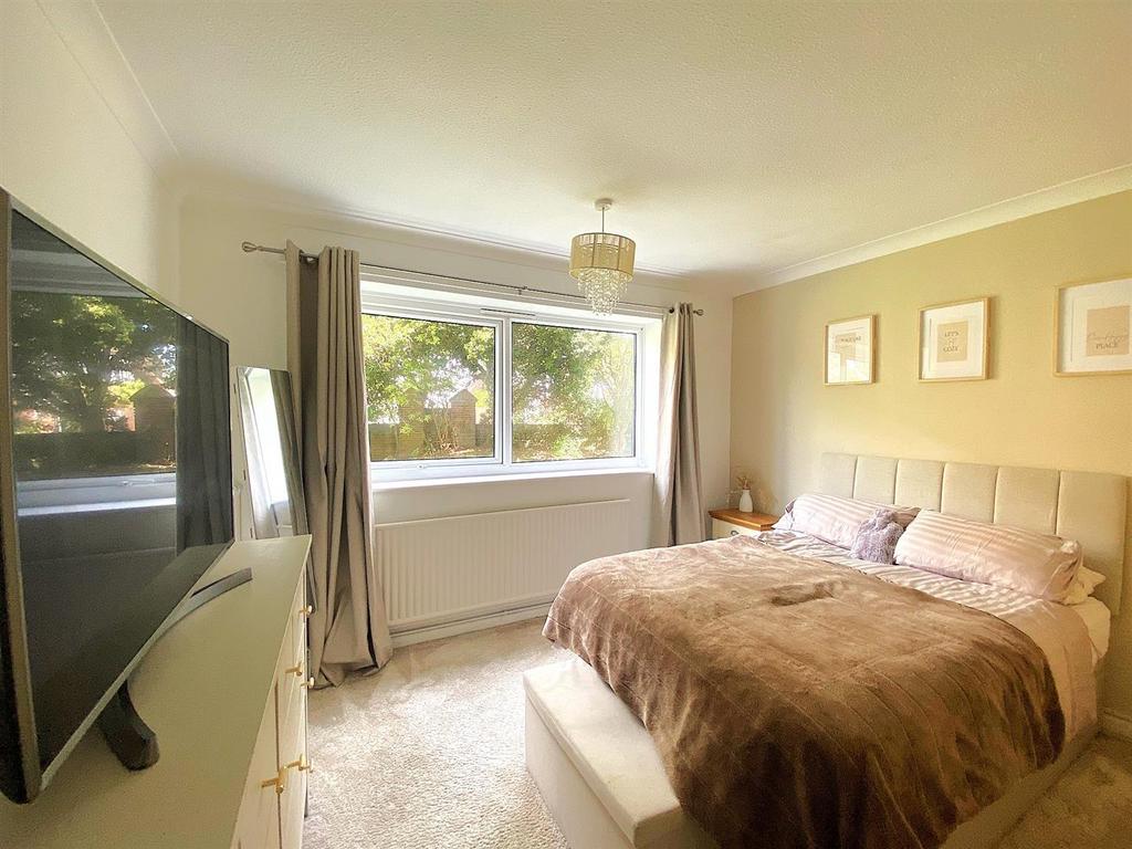 15 A Harewood Close - bed1.jpg