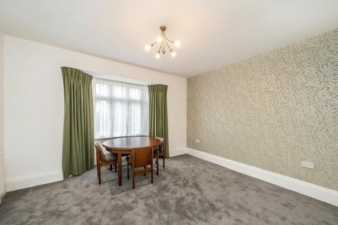 3 bedroom semi-detached house to rent, Great West Road, Hounslow TW5