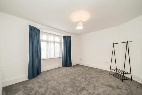 3 bedroom semi-detached house to rent, Great West Road, Hounslow TW5