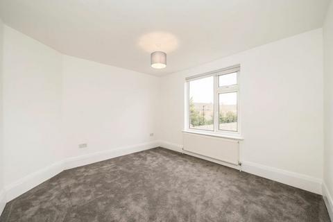 3 bedroom semi-detached house to rent, Great West Road, Hounslow TW5