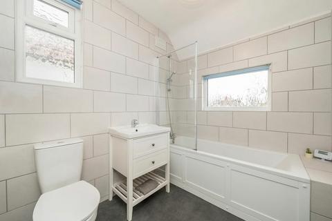3 bedroom semi-detached house to rent, Great West Road, Hounslow TW5