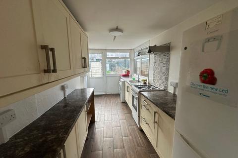 3 bedroom terraced house to rent, Oval Road North, Dagenham, RM10