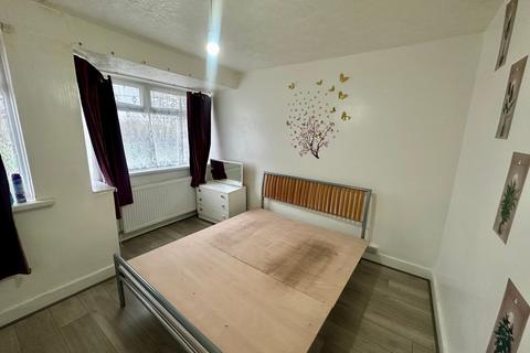 3 bedroom terraced house to rent, Oval Road North, Dagenham, RM10