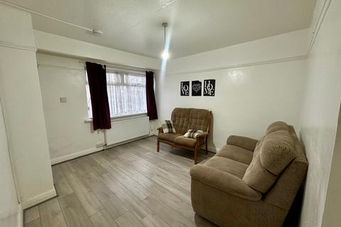 3 bedroom terraced house to rent, Oval Road North, Dagenham, RM10