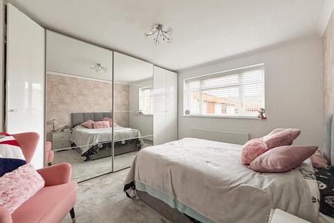 2 bedroom semi-detached bungalow for sale, Mayfield Avenue, Hockley SS5
