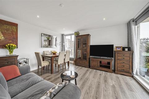2 bedroom flat for sale, Warwick Drive, SW15