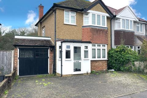 3 bedroom semi-detached house to rent, Wimborne Avenue, Redhill RH1