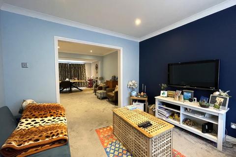 3 bedroom semi-detached house to rent, Wimborne Avenue, Redhill RH1