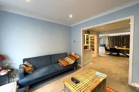 3 bedroom semi-detached house to rent, Wimborne Avenue, Redhill RH1