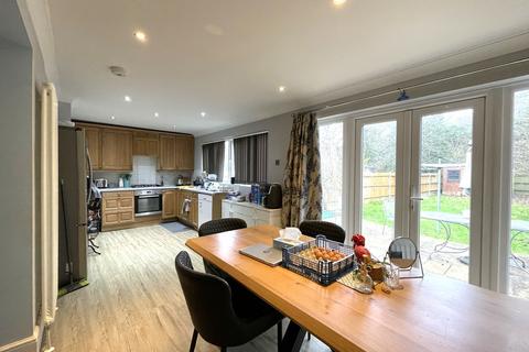 3 bedroom semi-detached house to rent, Wimborne Avenue, Redhill RH1
