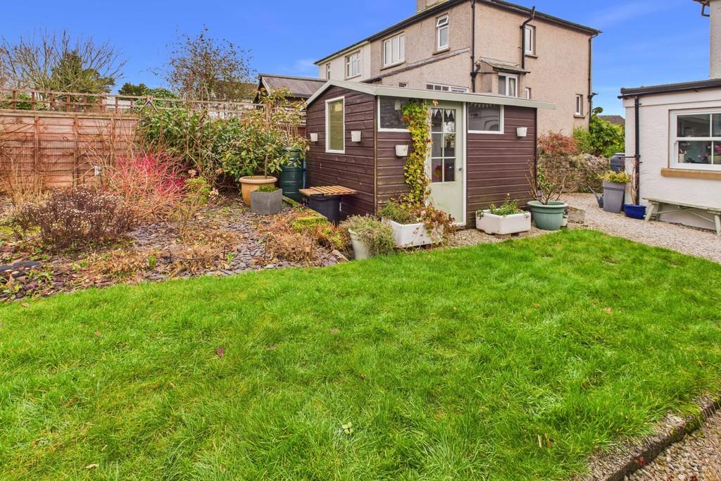 Summer House and Rear Garden