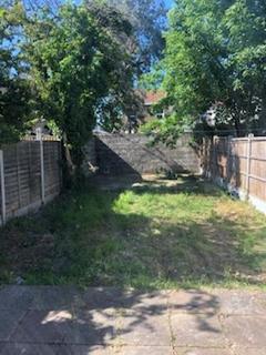 1 bedroom semi-detached house to rent, Henley Road, Ilford IG1