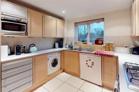 2 bedroom flat to rent, Albemarle Road, Beckenham, BR3