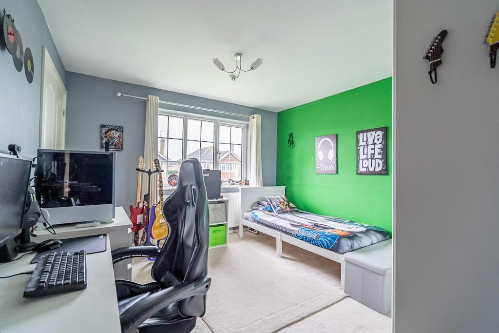 Bedroom 2q