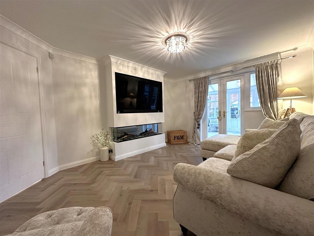 Spacious Lounge 292