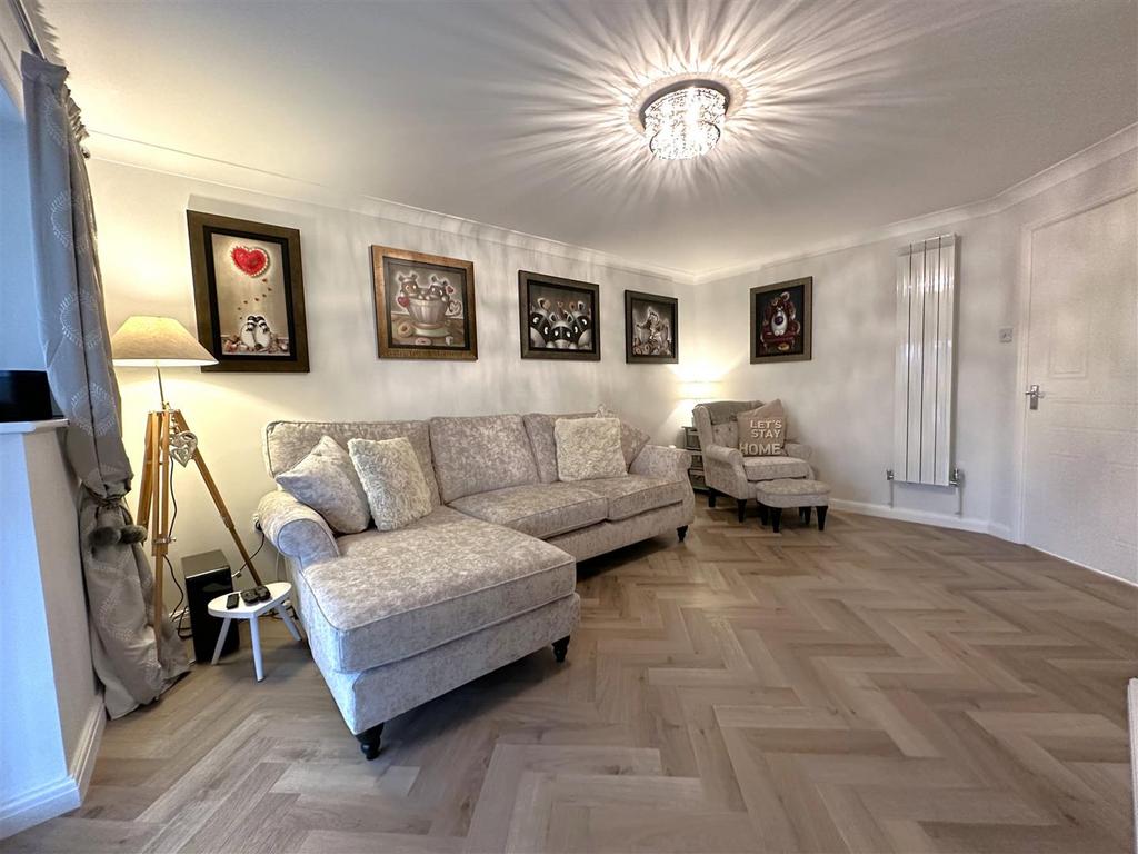 Well-Appointed Lounge 289