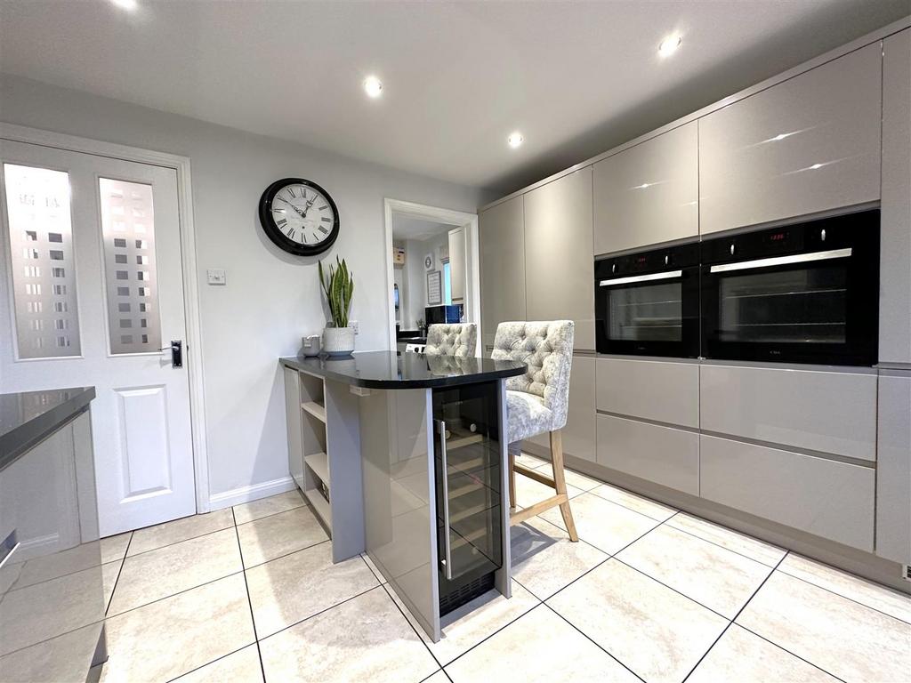 Lavish Dining Kitchen 311
