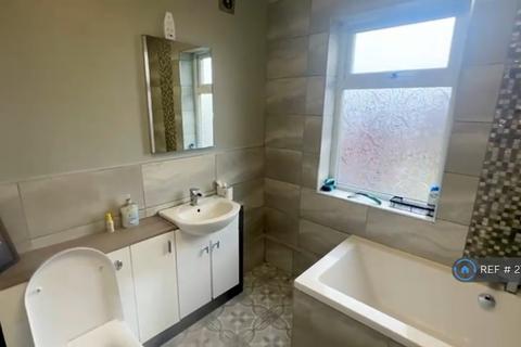 3 bedroom detached house to rent, Gloucester Road, Salford, M6
