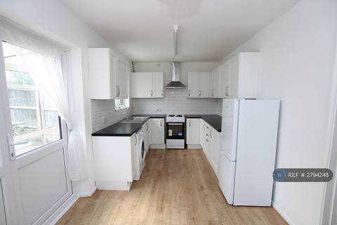 3 bedroom terraced house to rent, Manor Road, Queenborough, ME11