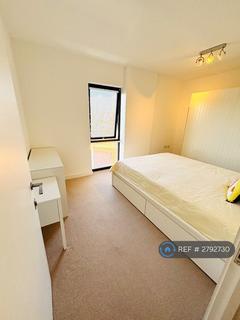 1 bedroom in a flat share to rent, Clubhouse Apartments, London, E14