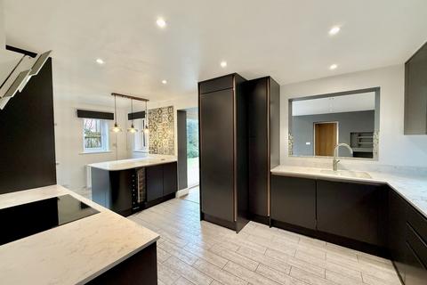 4 bedroom detached house to rent, Alexandra Close, Long Bennington, Newark
