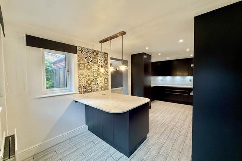 4 bedroom detached house to rent, Alexandra Close, Long Bennington, Newark