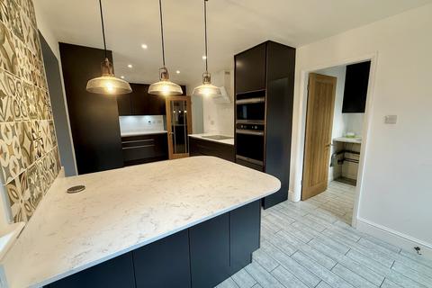 4 bedroom detached house to rent, Alexandra Close, Long Bennington, Newark