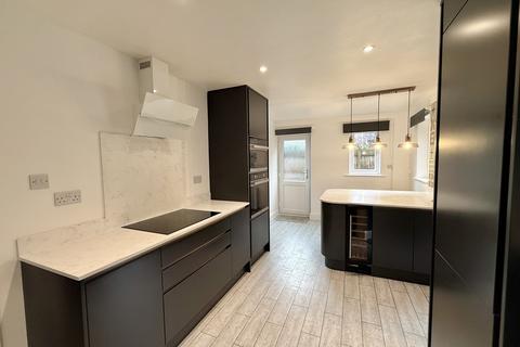 4 bedroom detached house to rent, Alexandra Close, Long Bennington, Newark